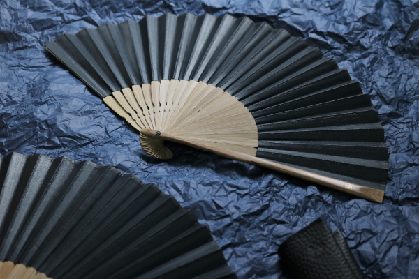 京都で生まれた雅なる扇子。本革を貼り合わせた京扇子のご紹介 sot（ソット）公式サイト オンラインストア